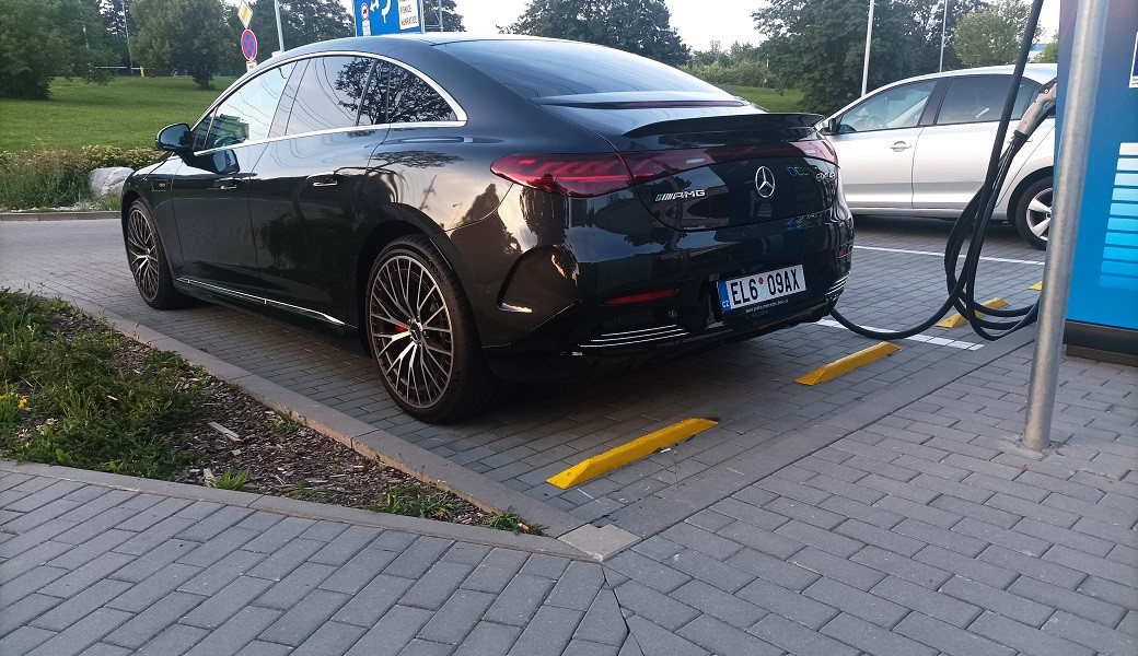 Kolik kilometrů ujede reálně Mercedes-AMG EQE 43 na dálnici?