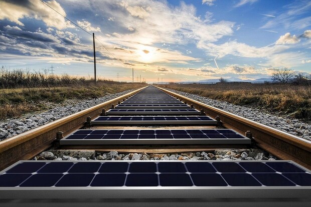 FVE panely, kam se podíváš. V Krušných horách přes ně jezdí vlaky