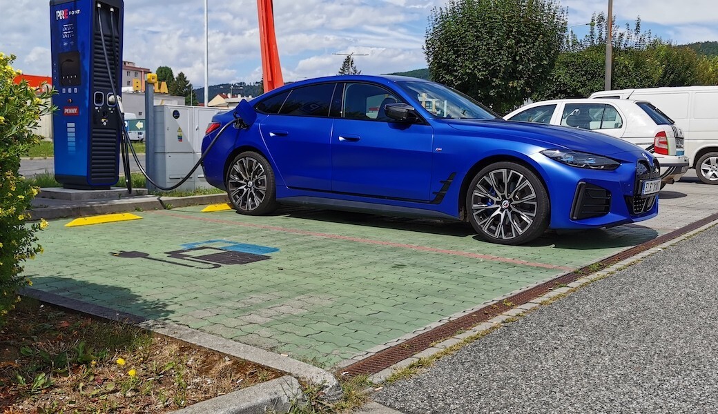 Elektromobil BMW i4 M50 jako dálniční expres