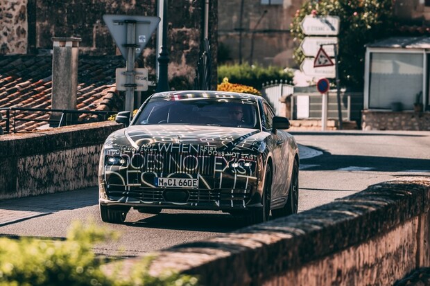 Rolls-Royce Spectre je hotov ze 40 %, přechází do druhé fáze testování
