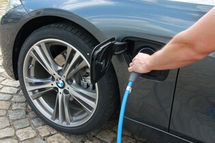 Česko patří mezi země, kde je provozovat elektromobil nejdražší