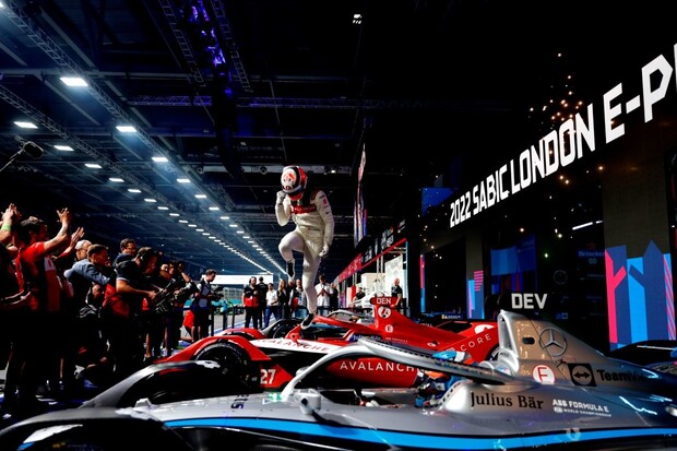 Londýn ePrix: na domácí půdě dominoval Dennis, Vandoorne dál buduje náskok  