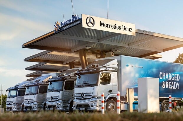 Mercedes-Benz Trucks otevřel v Německu nabíjecí hub. Výkonem 300 kW to nekončí