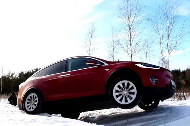 Ruská zima a křížení náprav vs. Tesla Model X
