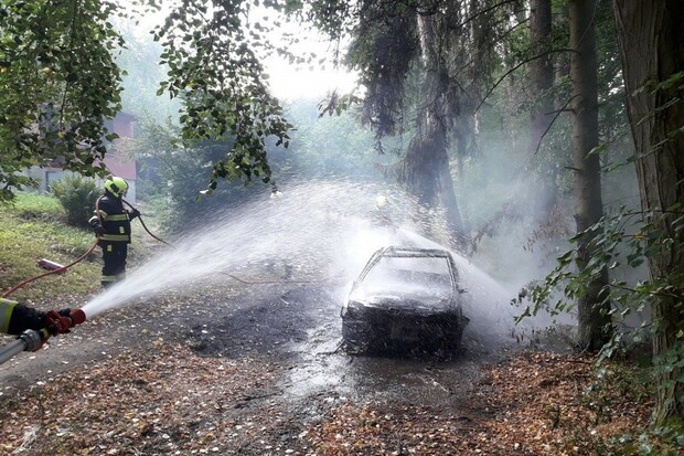 Na Plzeňsku shořel elektromobil z 90. let