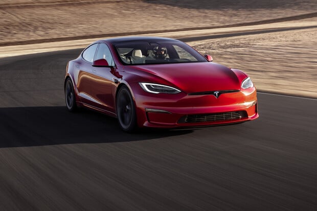 Tesla Model S Plaid dorazí do Evropy, Porsche připravuje elektrické SUV a další