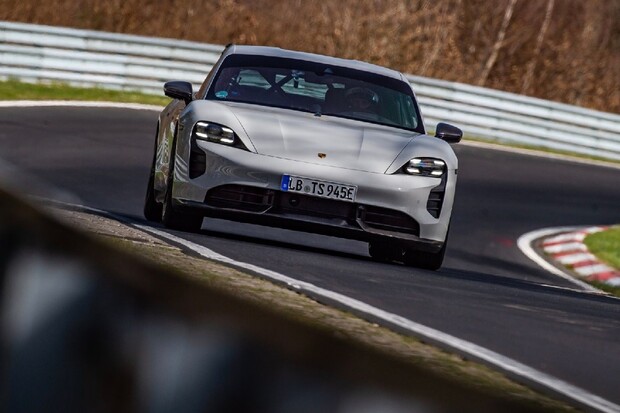 Facelift Porsche Taycan přinese hromadu změn. Zde je podrobný přehled