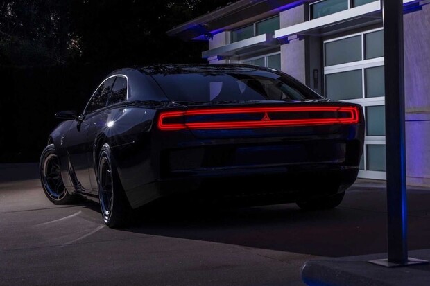 Dodge Charger bude elektromobil, čínský XPeng G9 ohromuje parametry a další