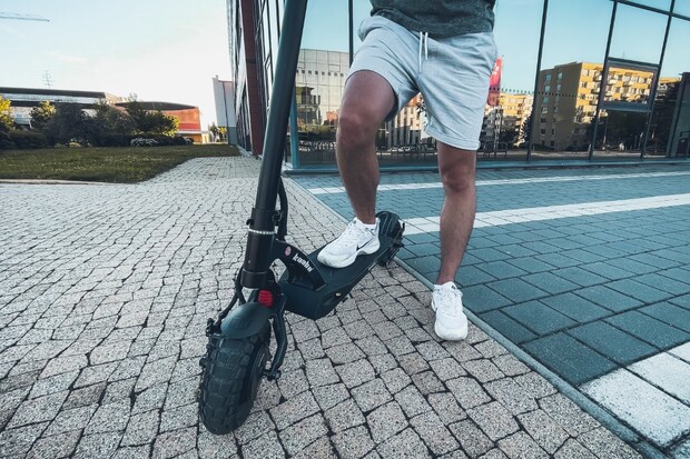 Příliš mnoho mrtvých. Paříž chce plošně zakázat elektrokoloběžky