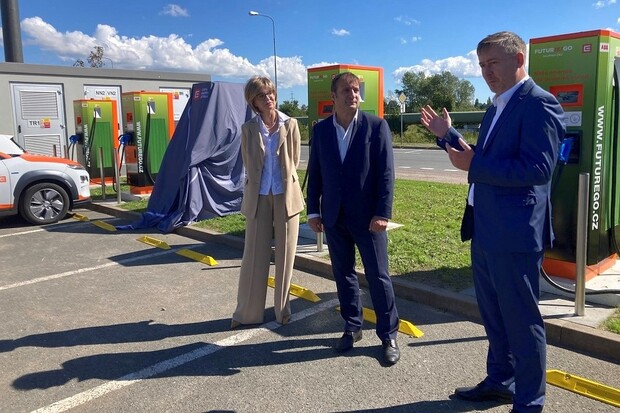 ČEZ postavil v Hradci Králové další dobíjecí hub. Obslouží 24 aut najednou