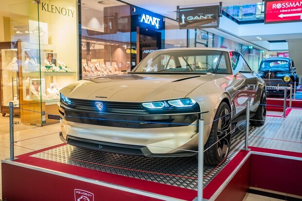 Krásný koncept Peugeot e-Legend je k vidění v Praze