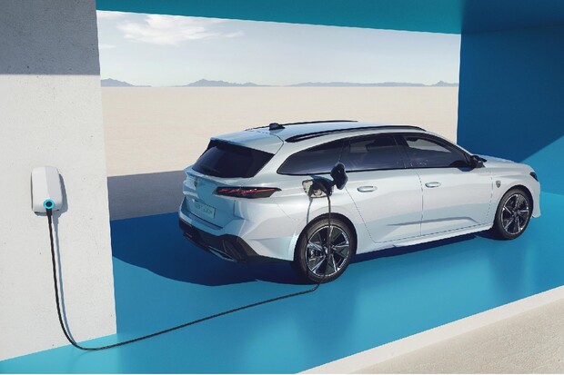Plně elektrický Peugeot 308 přichází. Nabídne 156 koní a dojezd 400 km
