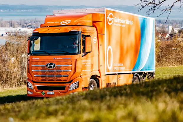 Gebrüder Weiss již rok testuje vodíkový nákladní vůz Hyundai XCIENT Fuel Cell