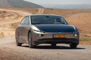 Elektromobil, který nemusíte nabíjet, těžké elektrické kamiony a další novinky