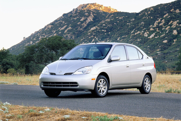 Historie hybridního pohonu v osobních automobilech