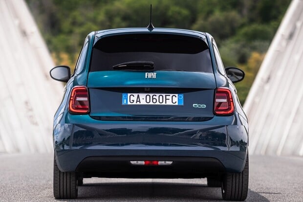 Fiat se chystá k revolučnímu kroku. Z elektromobilu udělá spalovací auto