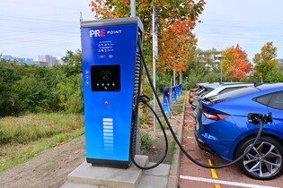 PRE spustilo v Praze ultrarychlou nabíječku, které pomáhá bateriové úložiště