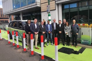 Tradiční britské taxíky přinášejí budoucnost. Nabíjejí se bezdrátově