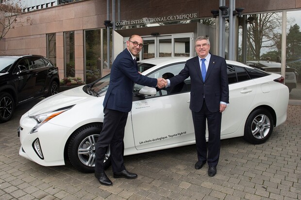 Partnerství Toyoty a olympijského výboru ohledně hybridů je na světě