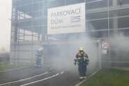 Hasiči cvičili, jak si poradit s požárem elektromobilu v garážích