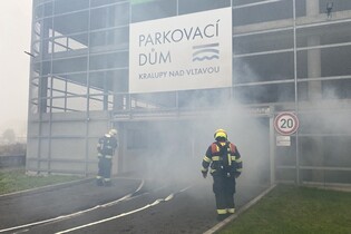 Hasiči cvičili, jak si poradit s požárem elektromobilu v garážích