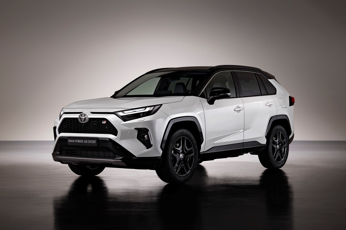 Toyota RAV4 PHEV je nyn?? sportovn??j???? d??ky nov?? v??bav?? GR Sport | fDrive.cz