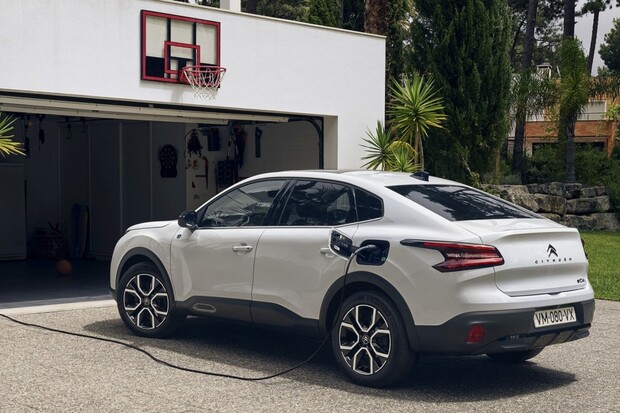 Citroën ë-C4 X je již k objednání. Zde jsou jeho ceny a přehled výbav