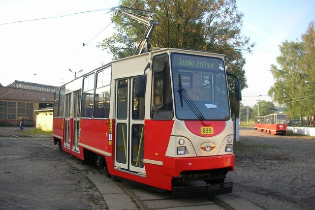 V Polsku ukradl tramvaj, vozil s ní cestující. Zastavil ho až vypnutý proud