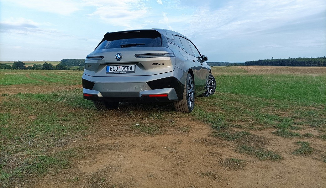 Essai du BMW iX xDrive60 : un SUV électrique luxueux et endurant