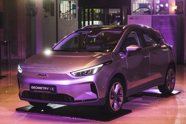 Značka Geely oficiálně vstupuje na český trh. Přirozeně s elektromobily 