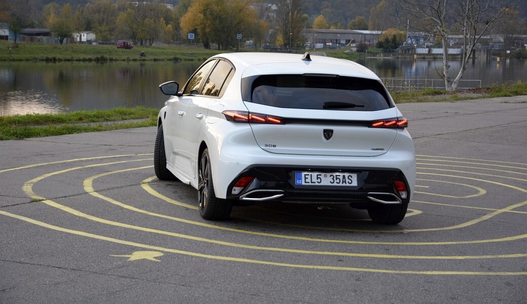 Testujeme nejhezčí plug-in hybrid kompaktní třídy. Ptejte se, co vás zajímá