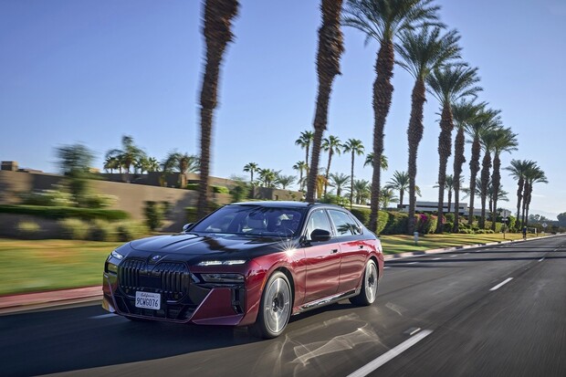 Nová řada 7 od BMW se fotila v Palm Springs a moc jí to seklo