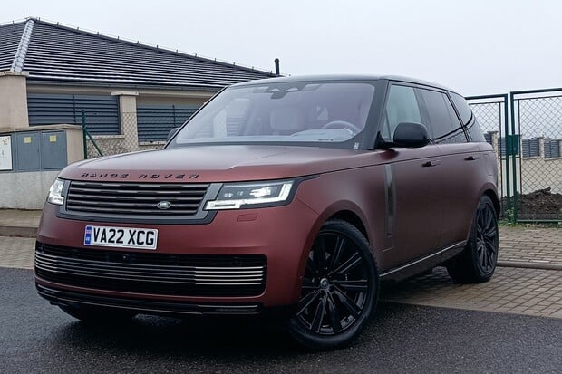 Plně elektrický Range Rover se blíží. Objednat ho půjde ještě letos