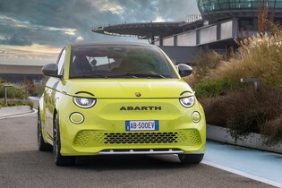 Elektrický Abarth 500e Scorpionissima dostal volant vpravo. Důvod je jasný