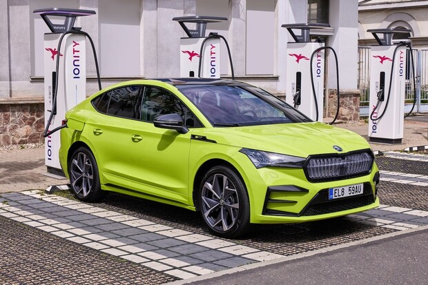 Registrace elektromobilů stoupají, vedou před plug-in hybridy