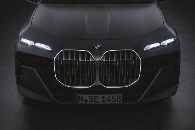 Firmy ZKW a Swarovski stvořily jiskřivé světlomety pro nové elektrické BMW i7