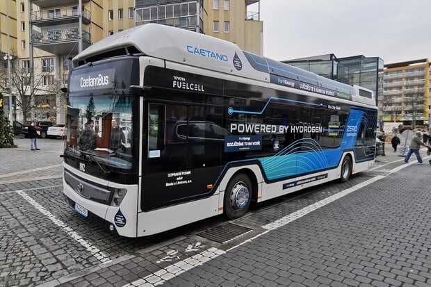 Projeli jsme se vodíkovým autobusem v Mostě. Svézt se můžete i vy, jezdí na lince