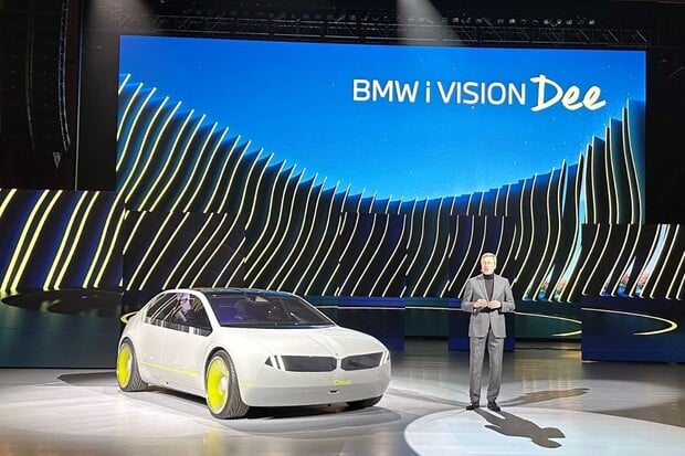 BMW i Vision Dee hraje všemi barvami a hlásá rozšířenou realitu pro všechny
