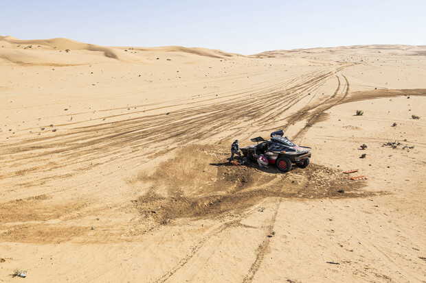 Hybridy Audi RS Q e-tron havarovaly, mezi kamiony poprvé nevyhrál Čech