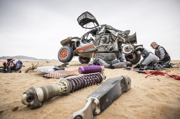 Vozy Audi RS Q e-tron přišly o poslední naději, Loprais zůstává ve vedení