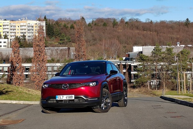 Právě testujeme mírně vylepšenou Mazdu MX-30. Jak to je s tím nabíjením?