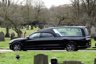 Po pohřební Tesle je tu další adept na klidný odvoz. Nese logo Fordu