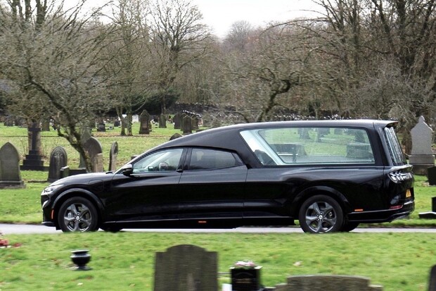 Po pohřební Tesle je tu další adept na klidný odvoz. Nese logo Fordu