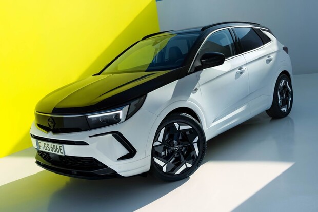 Vrcholný Opel Grandland GSe má české ceny. Nabídne 221 kW a slušnou výbavu 