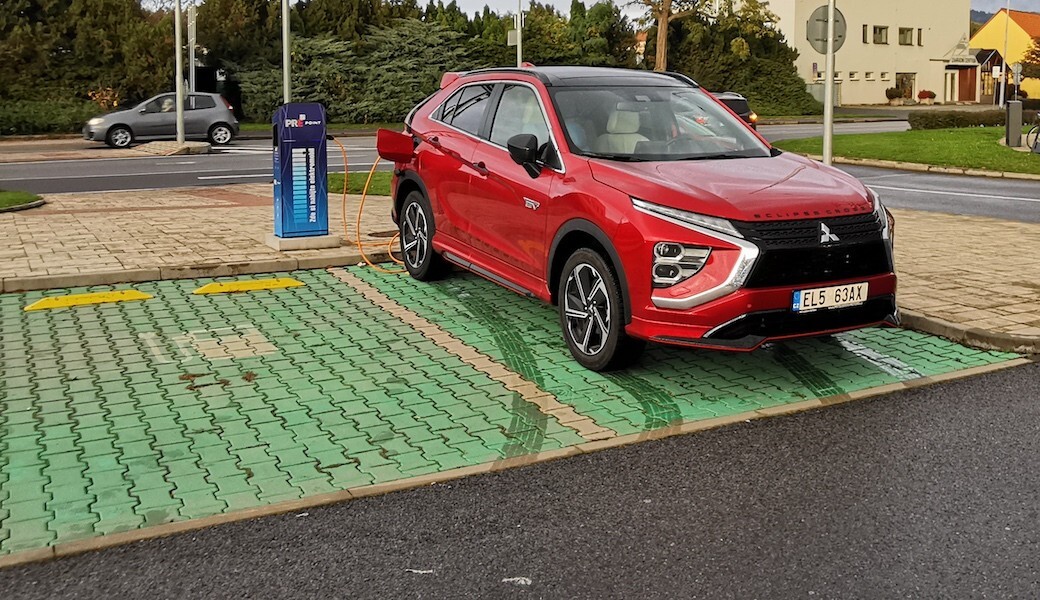 Vyzkoušeli jsme, kolik kilometrů ujede Mitsubishi Eclipse Cross PHEV na nádrž benzínu