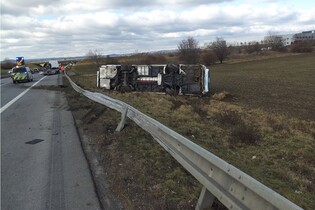 Na D1 se převrátil elektrobus do příkopu