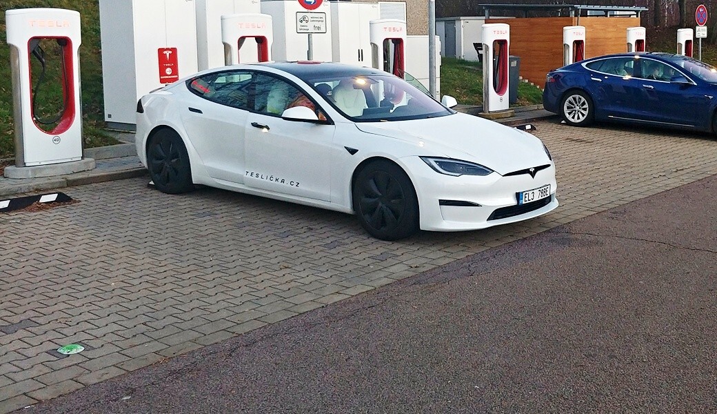 Tesla Model S Plaid: změřili jsme, jak rychle se nabije na Superchargeru