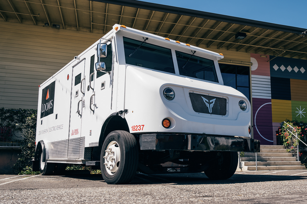 Loomis objednává dalších 150 elektrických obrněných vozidel od Xos