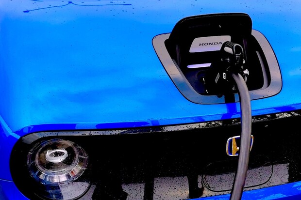 Zákaz prodeje spalovacích aut po roce 2035 je schválen, ale neplatí pro všechny