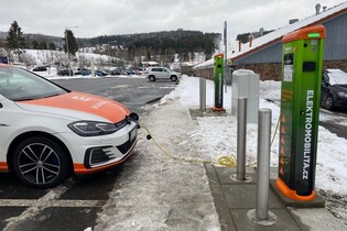 ČEZ staví nabíječky u Lipenského jezera, napájí je zelená energie